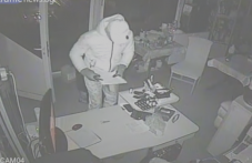 Крадец задигна документи от автосалон в Стряма, камерите го “щракнаха“