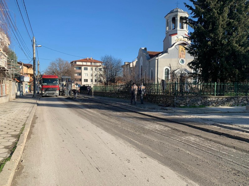 Напредва ремонтът на улица „Елена“ в Прослав