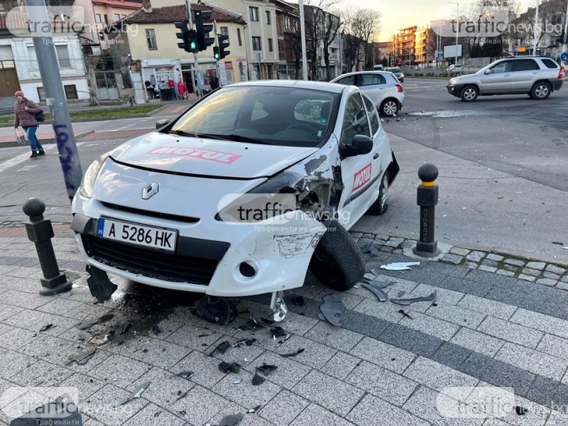 Катастрофа на централно кръстовище в Пловдив, две коли са се ударили челно