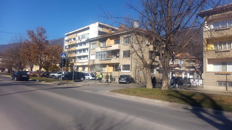 Жена катастрофира в Карлово, удари колата си в сграда