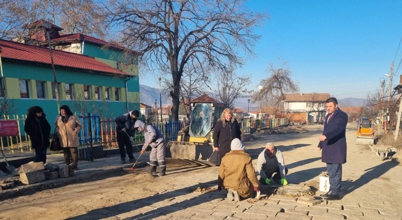 Кметът на “Родопи“ провери строителството на канализацията в Устина