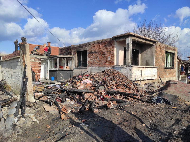 Сърцати младежи почистиха изгоряла къща в Раковски
