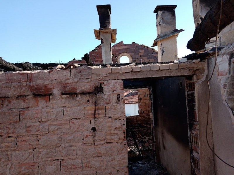 Къща изгоря в Кричим, семейство се нуждае от помощ, има дарителска сметка