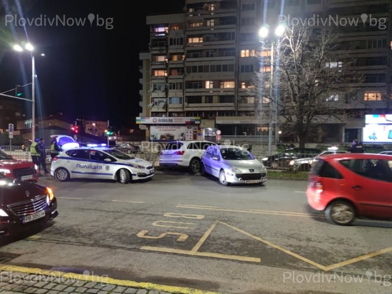Катастрофа в центъра на Пловдив, коли се удариха, една се заби в мантинела
