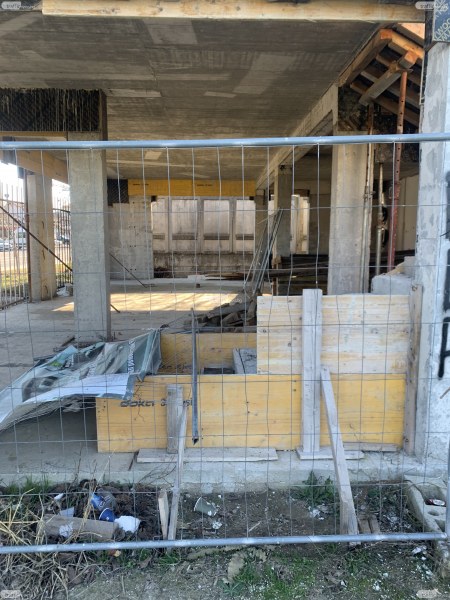 Новият корпус на залата по лека атлетика на Локомотив вече трябваше да функционира. Уви!