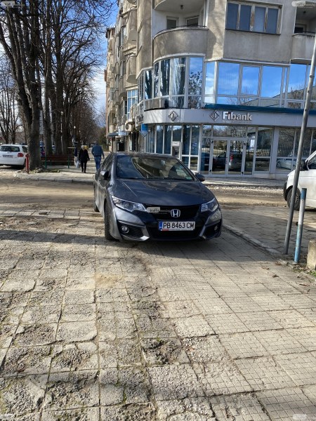 Пловдивчанка с два пропуска за безплатно паркиране, редовно спира по тротоарите