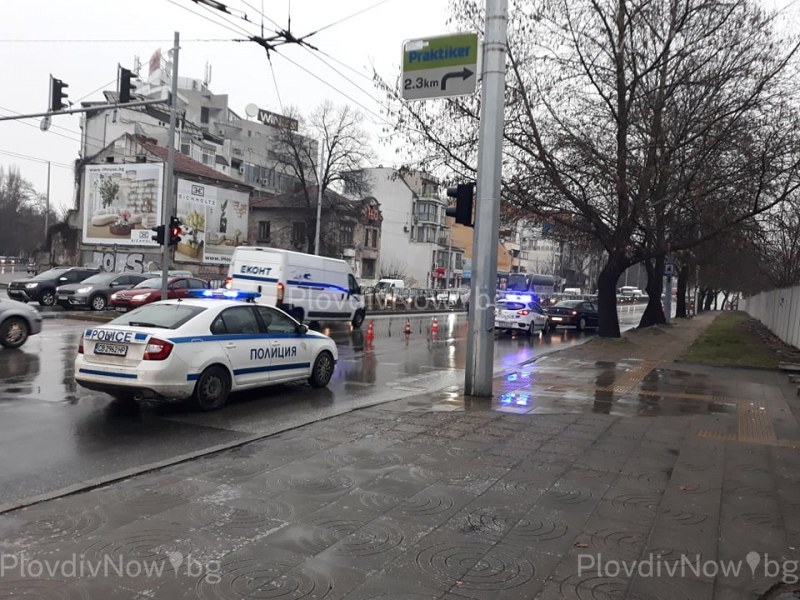 Две коли се удариха в Пловдив, пострада и пешеходка