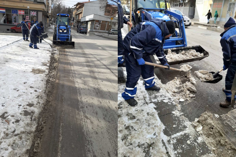 Почистват тесни улици в Карлово със специално тракторче
