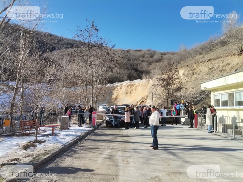 Жители от Родопската яка спрени с бариери пред кариерата над Белащица