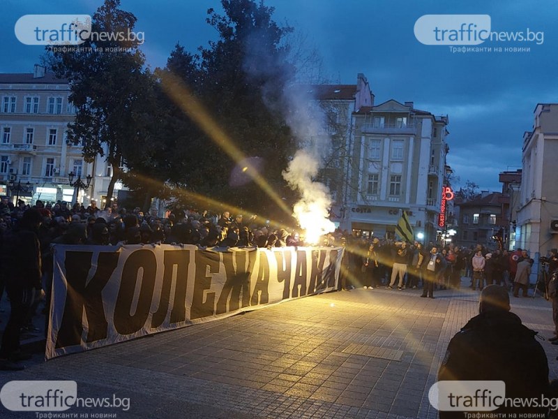 От Колежа до Общината: Стотици фенове на Ботев с протестно шествие заради строителството на стадиона