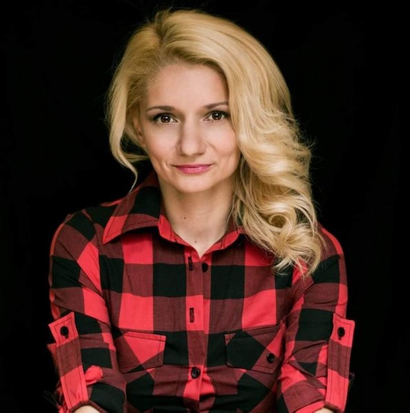 В Деня на влюбените: Едно безумно смешно one lady show, с една китара и една невероятна огнена актриса