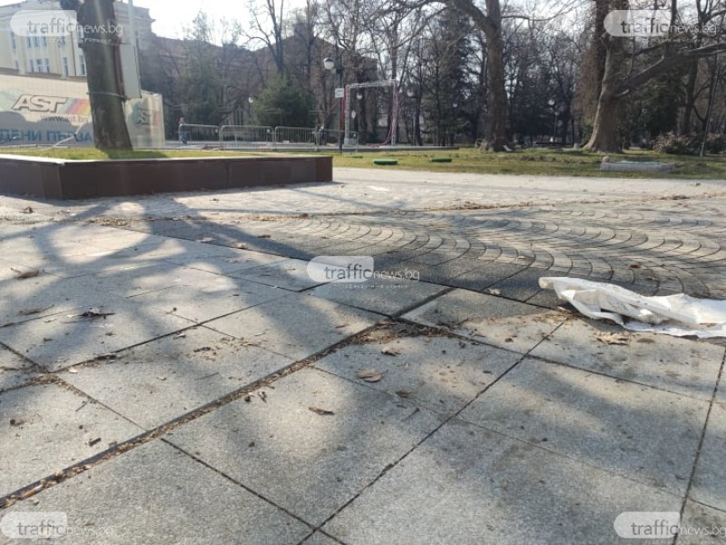 Комисия ще оценява щетите по площада след ледената пързалка