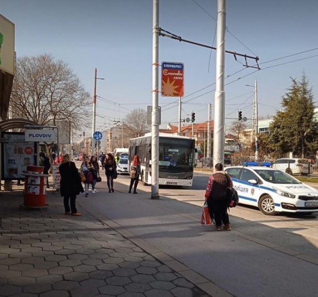 В критично състояние е жената, блъсната от автобус в Пловдив
