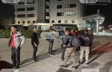 Част от спасените шофьори от горящия кораб пристигнаха в Пловдив, още са в шок ВИДЕО chast-spasenite-shofyori-goriashtiia-247.jpg