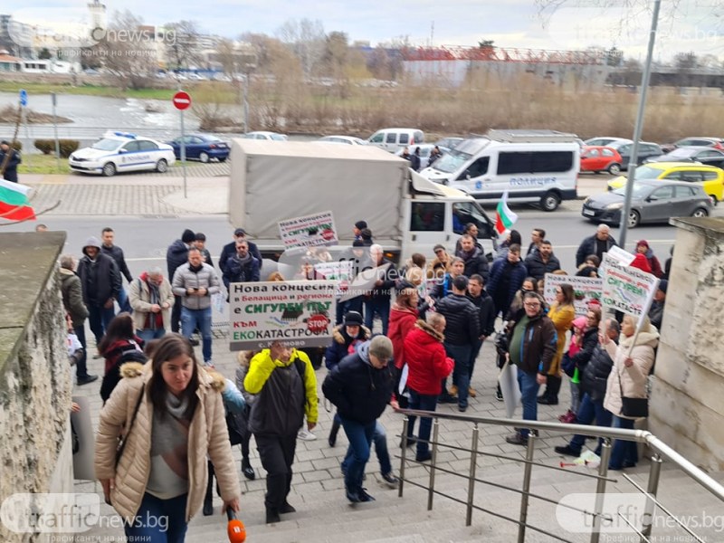 Протестиращи срещу кариерата в Белащица се събраха пред РИОСВ