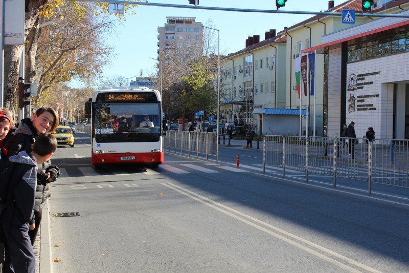 Три автобуса променят маршрути заради авария на топлопровод