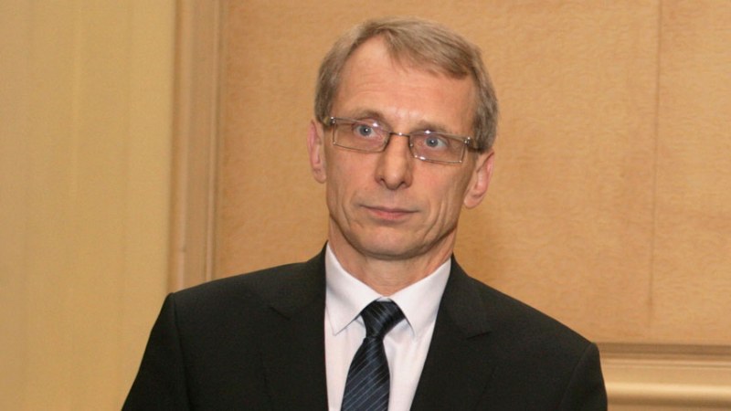 Министър Денков: Ще преразгледаме съдържанието на учебниците