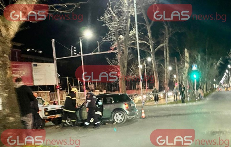 Пожарна с включена сирена и автомобил се сблъскаха в центъра на Пловдив
