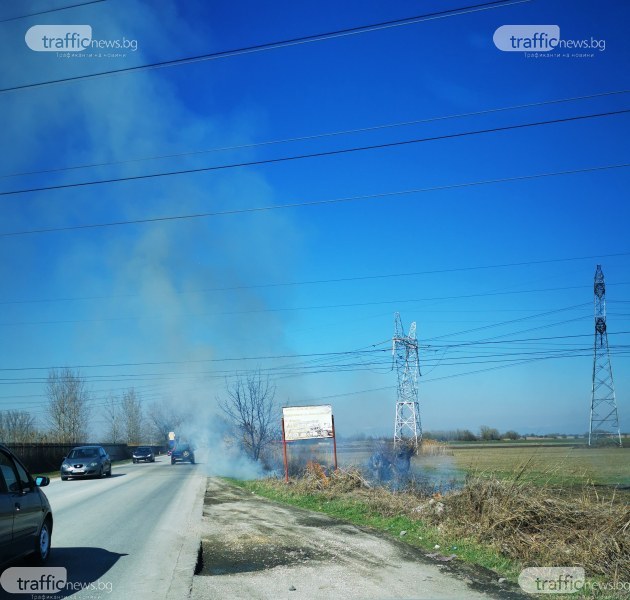 Запалилиха се стърнища в нива край Пловдив, горят сухите треви в близост до пътното платно