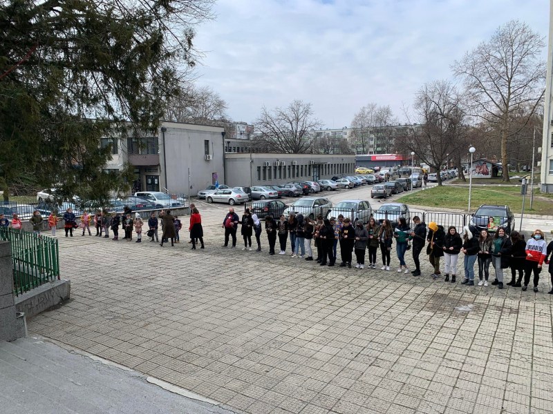 Деца и учители изработиха най-дългата мартеница в Пловдив