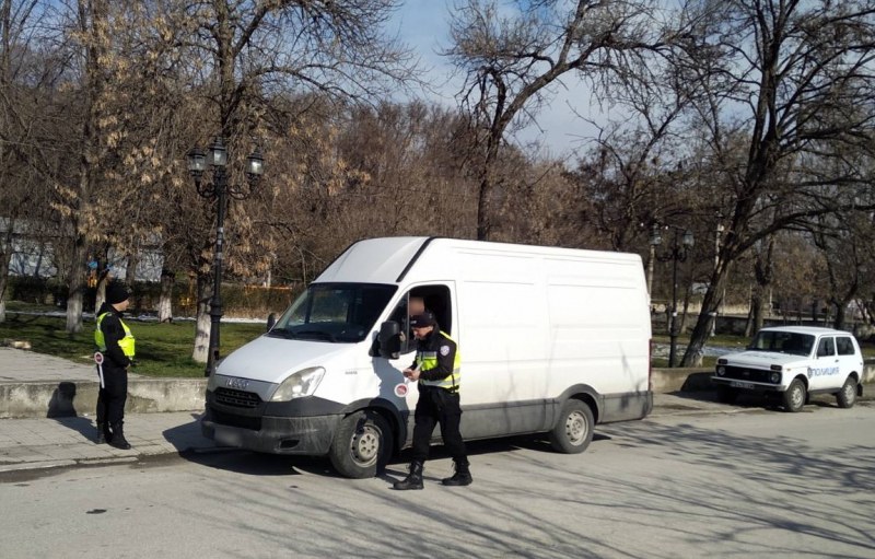 Акция на полицията край Асеновград! Проверяват хора, коли и магазини