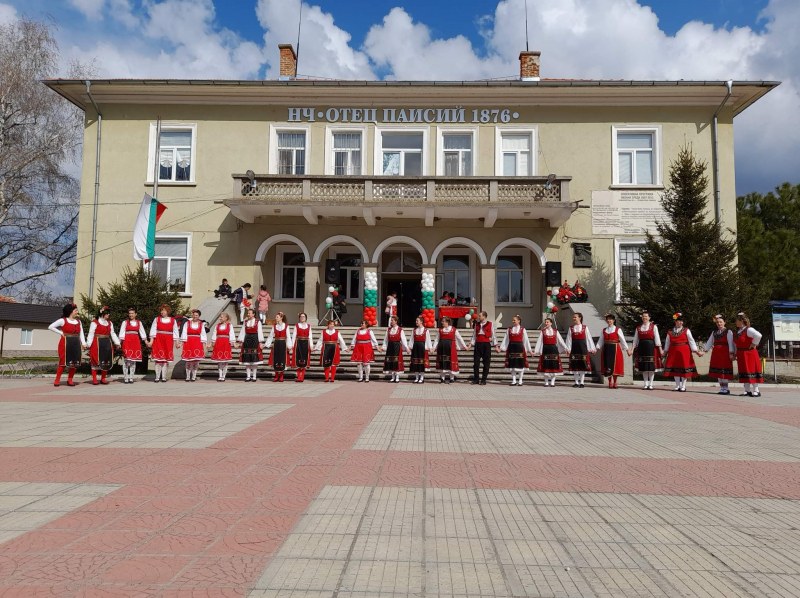 С тържествени слова, венец и концерт Брезово отбеляза празника