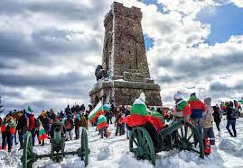 Стотици българи се изкачват към паметника Шипка