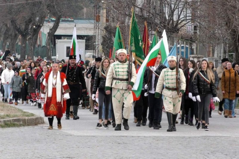 Шествие и патриотична програма в Хисаря на Националния празник