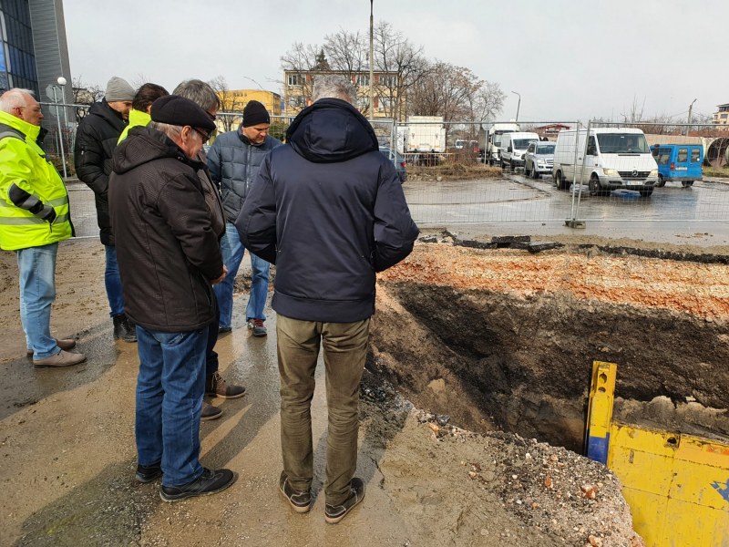 Слагат канализационни тръби по Брезовско шосе