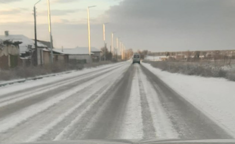 Кошмар за шофьорите по пътя Хисаря и Калояново - лед и сняг