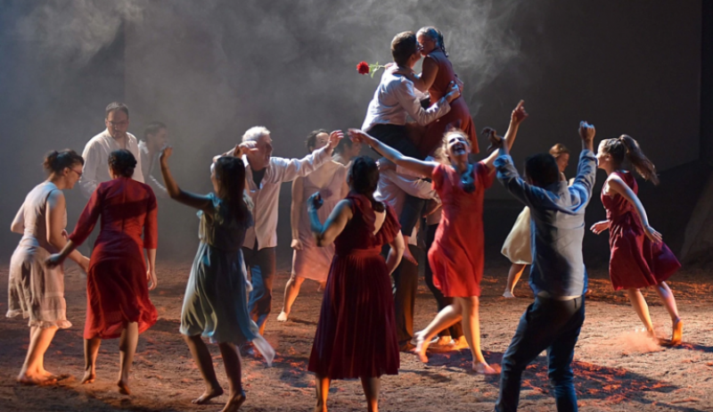 „En Dynamei“ кани на безплатна прожекция на спектакъла „Horse in love / Absurdity of love” в Пловдив