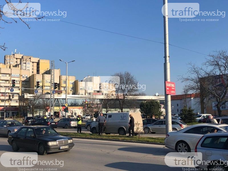 Кола и инкасо автомобил се удариха в Пловдив
