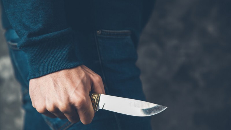 Екшън в Столипиново! Мъж нападна съседи с нож