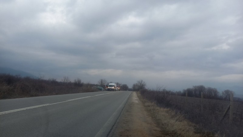 Шофьорка се озова в канавка в Карловско Шофьорка се озова в канавка в Карловско