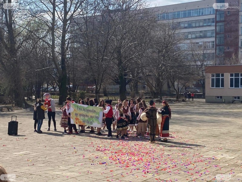 Абитуриенти от Пловдив изненадаха класната с музикална покана за бал
