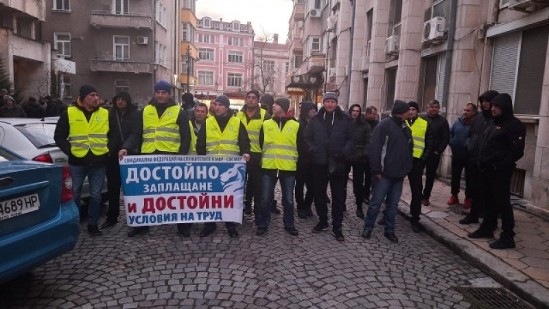 Полицаите у нас няма да спрат протестите си срещу ниското заплащане и условията на труд
