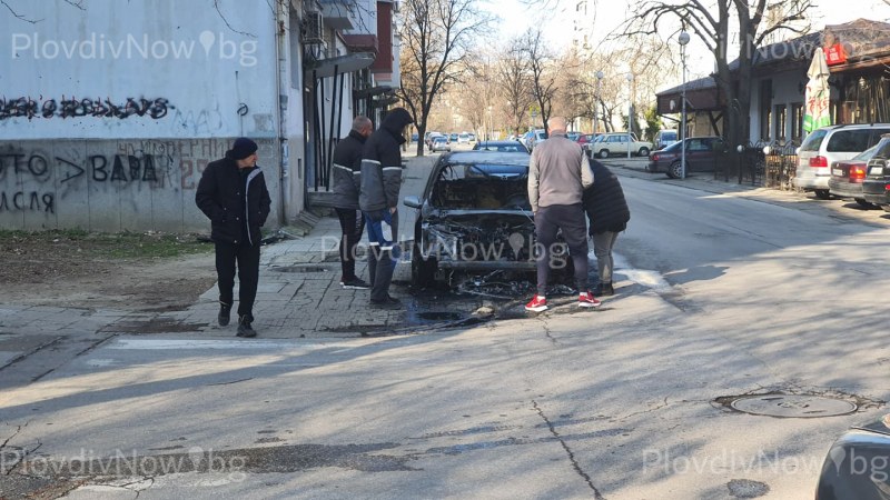 Кола се запали в Пловдив