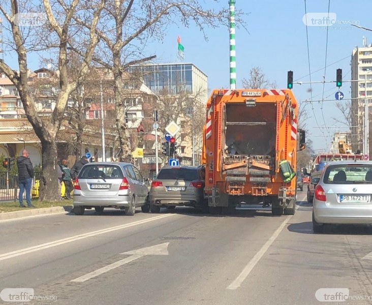 Кола и сметовоз се удариха в Пловдив