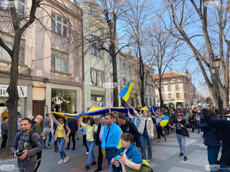 Пловдивчани излязоха на шествие в защита на Украйна “Не на войната“