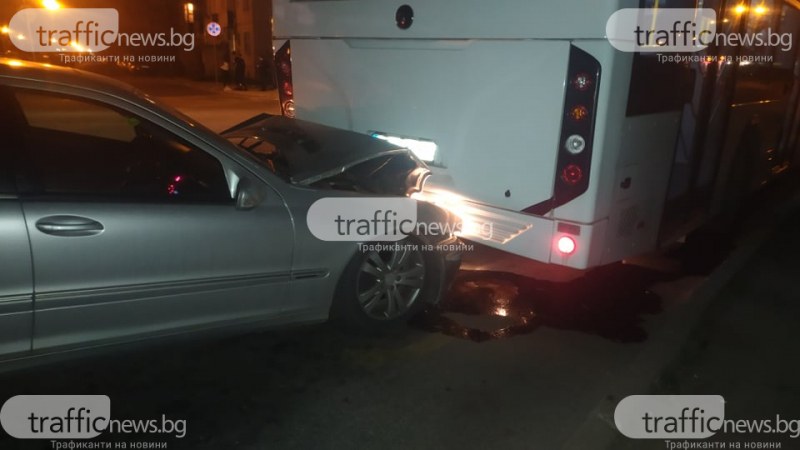 Лек автомобил Мерцедес се е врязал в автобус в кв. Христо Смирненски