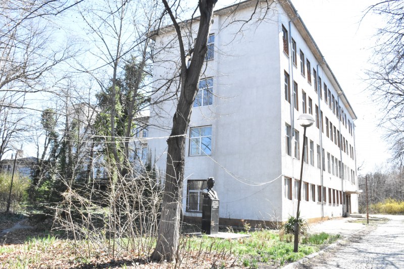 Спешно почистват Белодробната болница, адаптират я за бежанци