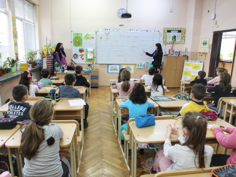 Почти всички ученици в Пловдивско се връщат в клас от днес, край на тестването