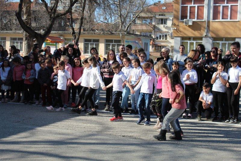 Деца показаха умения в народните хора в пловдивско училище