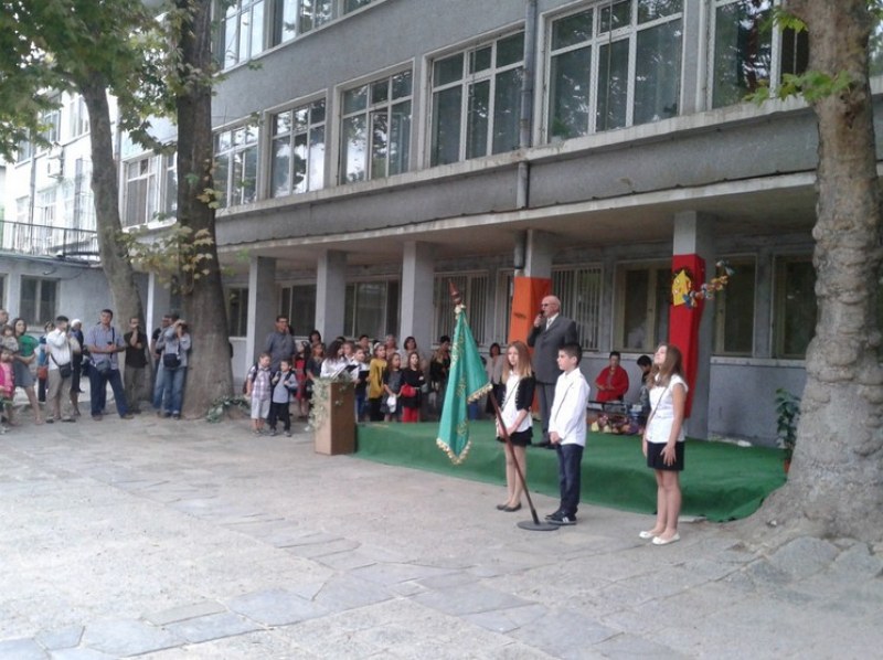 Училище в Пловдив празнува 60 години с изложба на талантливи деца