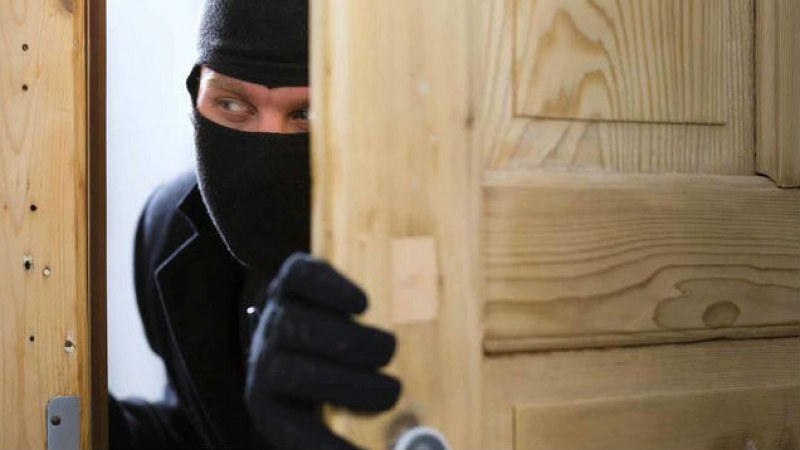 Крадец задигна пари от две жилища в Пловдив, хванаха го