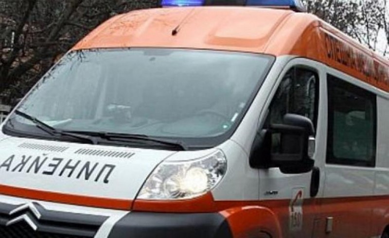 Пешеходка пострада в Карлово, докато върви по тротоар