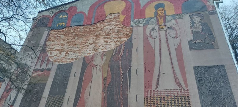 Вятърът повреди сграфито на Димитър Киров