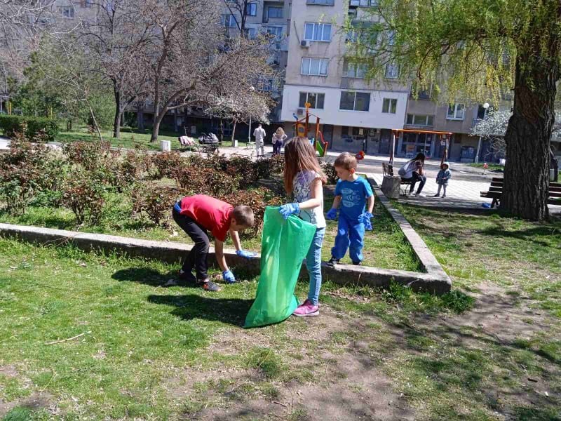 Деца се погрижиха сами да изчистят мястото, на което всеки ден играят в район „Западен”