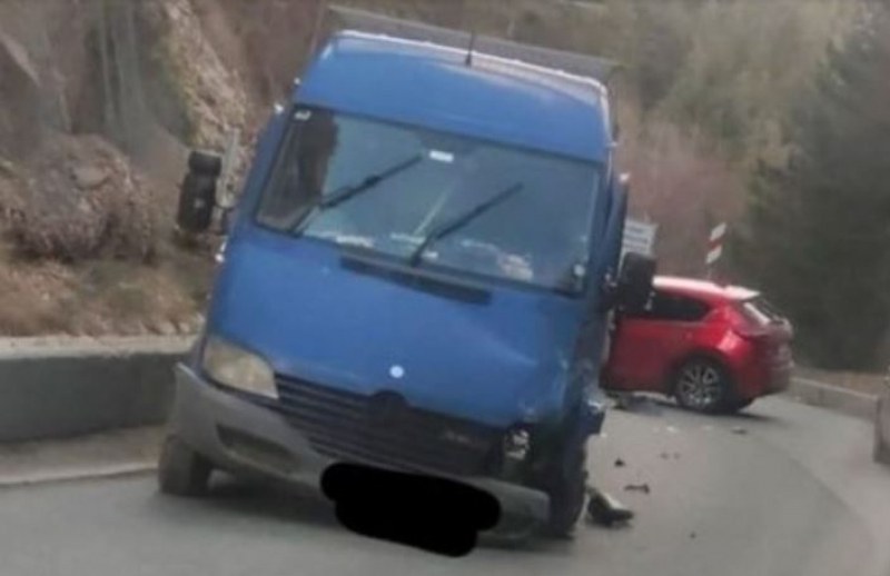 Бус и кола се блъснаха на пътя Асеновград-Смолян, движението е затруднено Бус и кола се блъснаха на пътя Асеновград-Смолян, движението е затруднено