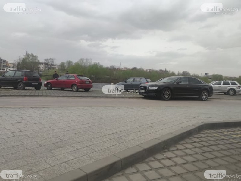 Пловдивчанин изтипоса аудито си на велоалея в близост до почти празен паркинг